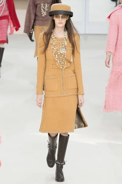 Look 17